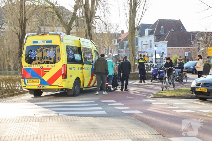 Flinke file na botsing tussen scooter en auto