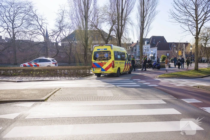 Flinke file na botsing tussen scooter en auto