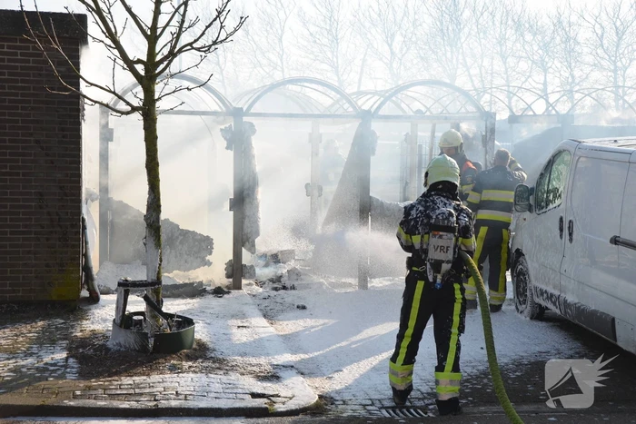 Fietsenstalling brandt uit