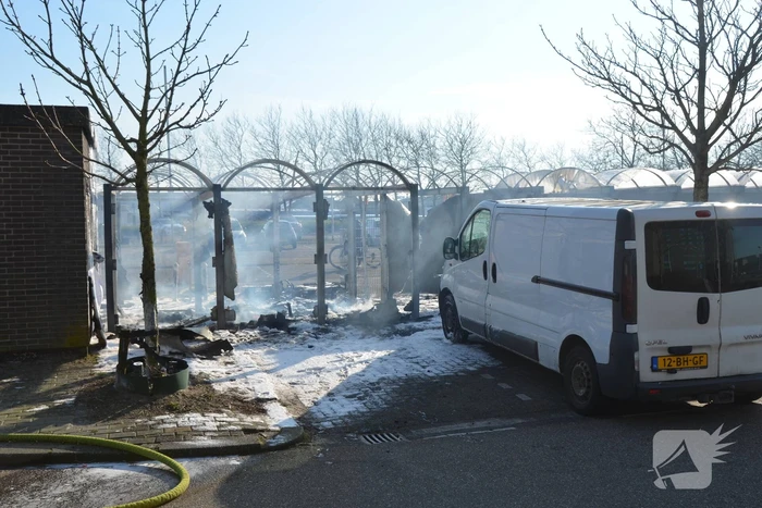 Fietsenstalling brandt uit