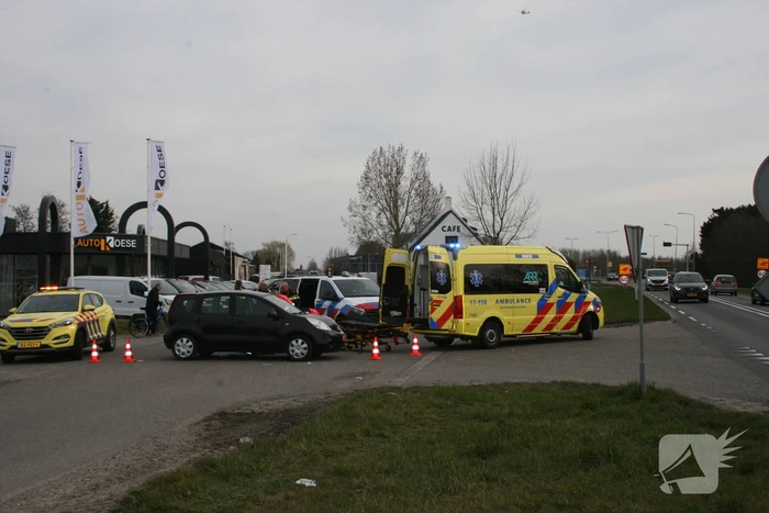 E-biker zwaargewond bij botsing met auto