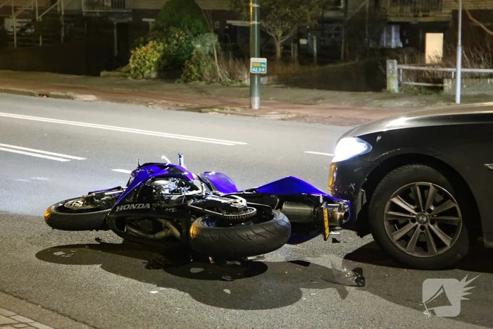 Motorrijder gewond bij botsing met auto