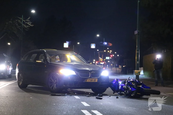 Motorrijder gewond bij botsing met auto