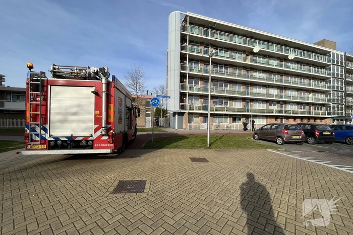 Brandweerman flipert deur open voor buitengesloten bewoners