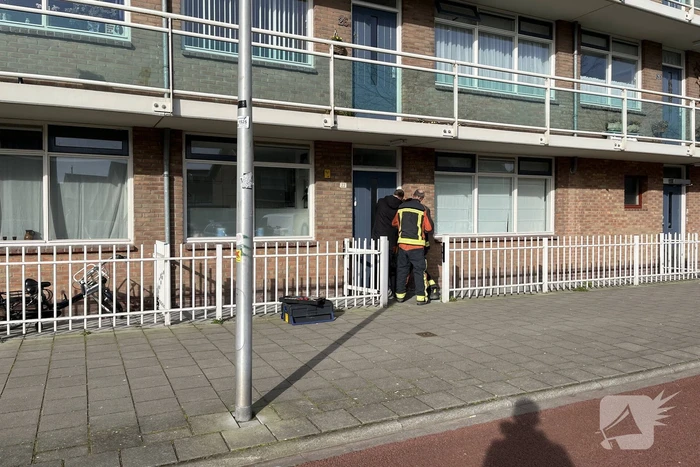 Brandweerman flipert deur open voor buitengesloten bewoners