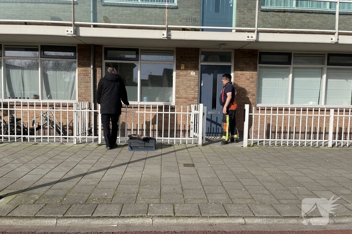 Brandweerman flipert deur open voor buitengesloten bewoners
