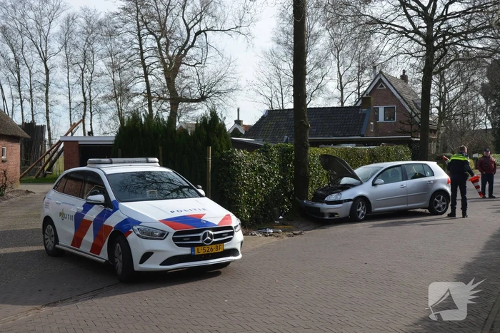 Auto botst frontaal op boom