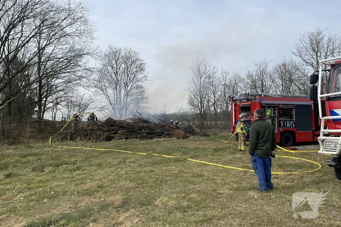 Veel rook bij buitenbrand