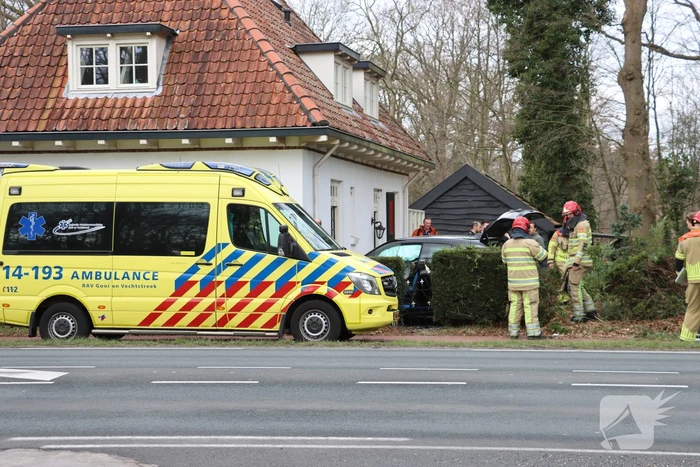 Auto crasht tegen woning