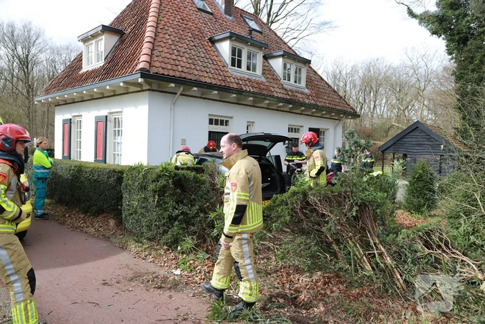 Auto crasht tegen woning