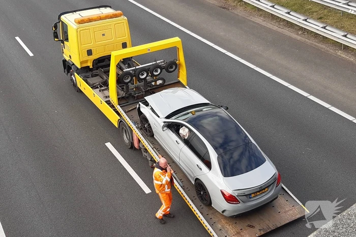 Twee auto's lopen frontale schade bij ongeval