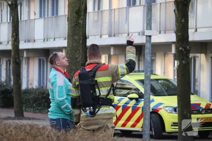 Containers vliegen in brand in flatgebouw