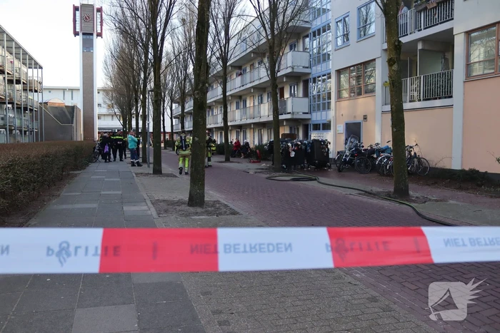 Containers vliegen in brand in flatgebouw