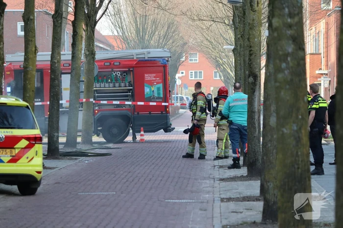 Containers vliegen in brand in flatgebouw