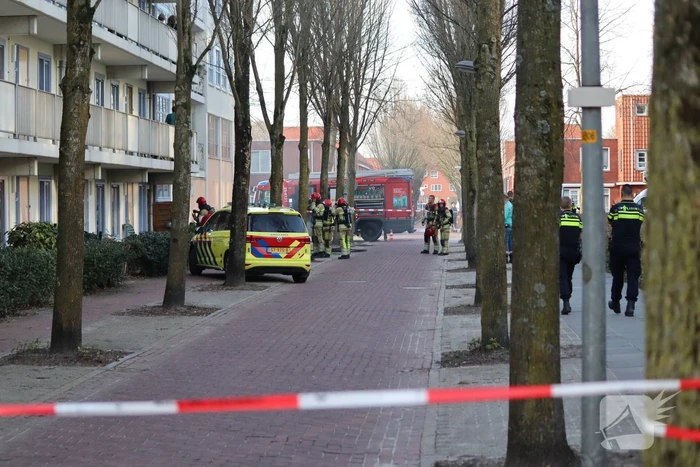 Containers vliegen in brand in flatgebouw