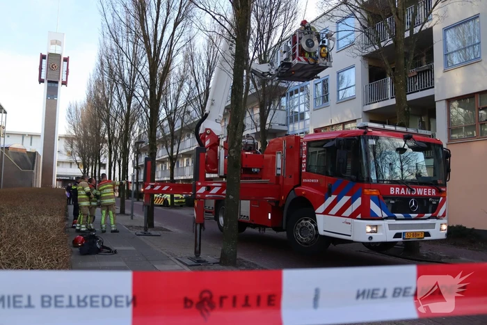 Containers vliegen in brand in flatgebouw