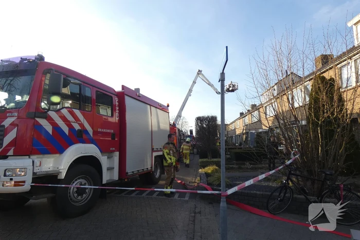 Rookontwikkeling vanwege brand op zolder van woning