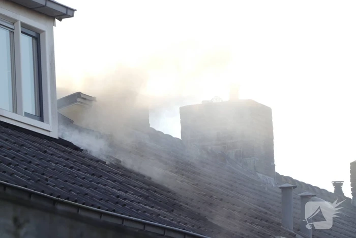 Rookontwikkeling vanwege brand op zolder van woning