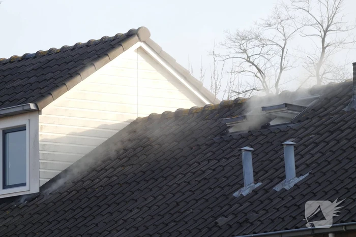 Rookontwikkeling vanwege brand op zolder van woning