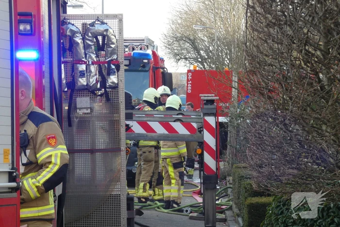 Rookontwikkeling vanwege brand op zolder van woning