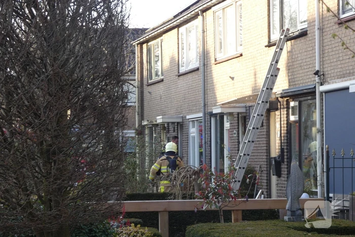 Rookontwikkeling vanwege brand op zolder van woning