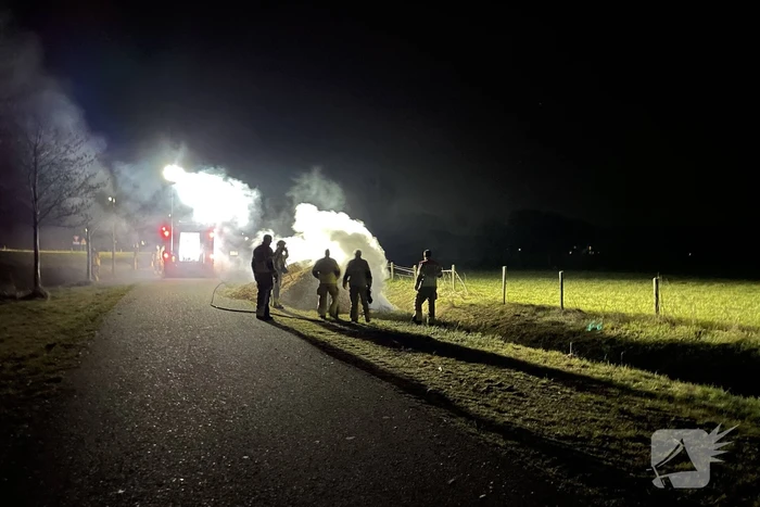 Brandweer dooft brand in berg houtsnippers