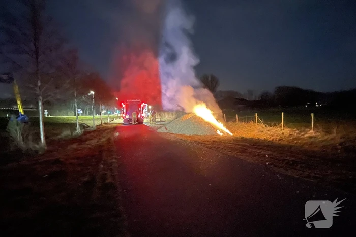Brandweer dooft brand in berg houtsnippers