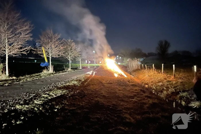 Brandweer dooft brand in berg houtsnippers