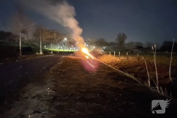 Brandweer dooft brand in berg houtsnippers