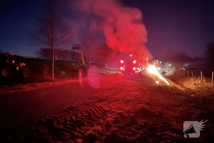 Brandweer dooft brand in berg houtsnippers