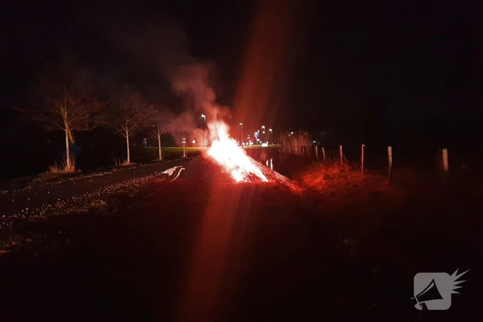 Brandweer dooft brand in berg houtsnippers