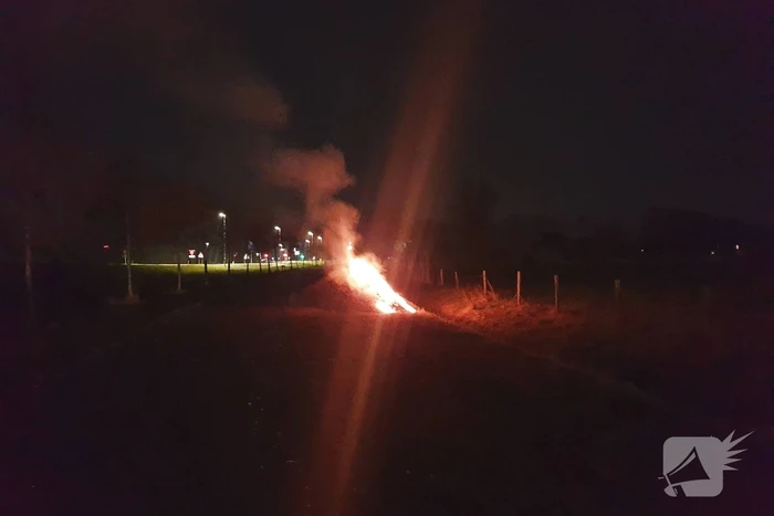Brandweer dooft brand in berg houtsnippers