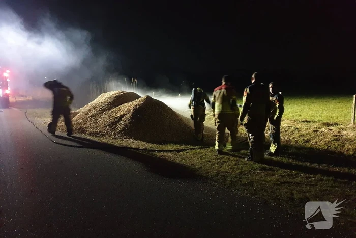 Brandweer dooft brand in berg houtsnippers