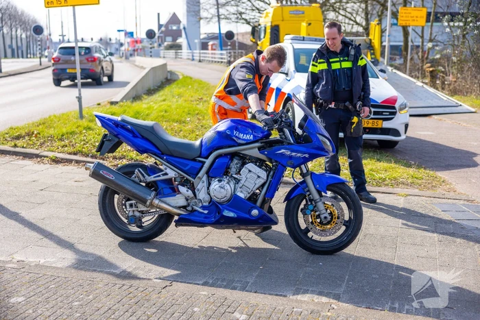 Motor flink beschadigd bij ongeval op Koppelbrug
