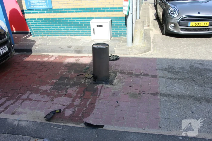 BMW ramt poller van parkeerplaats Vomar