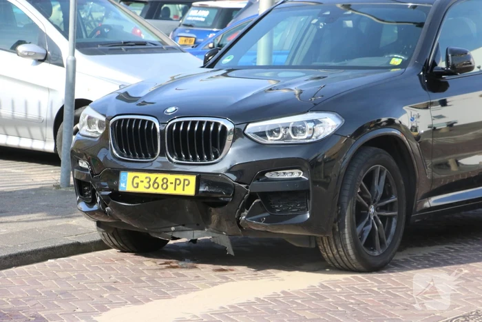 BMW ramt poller van parkeerplaats Vomar