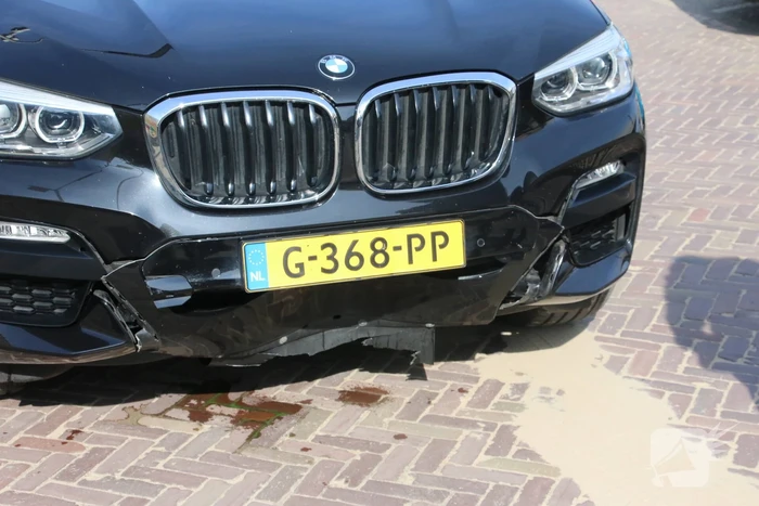 BMW ramt poller van parkeerplaats Vomar