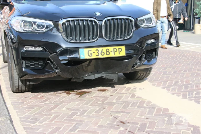 BMW ramt poller van parkeerplaats Vomar