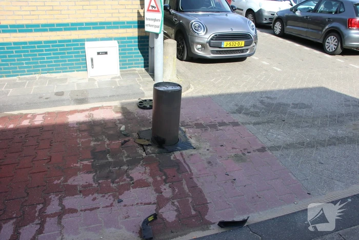 BMW ramt poller van parkeerplaats Vomar
