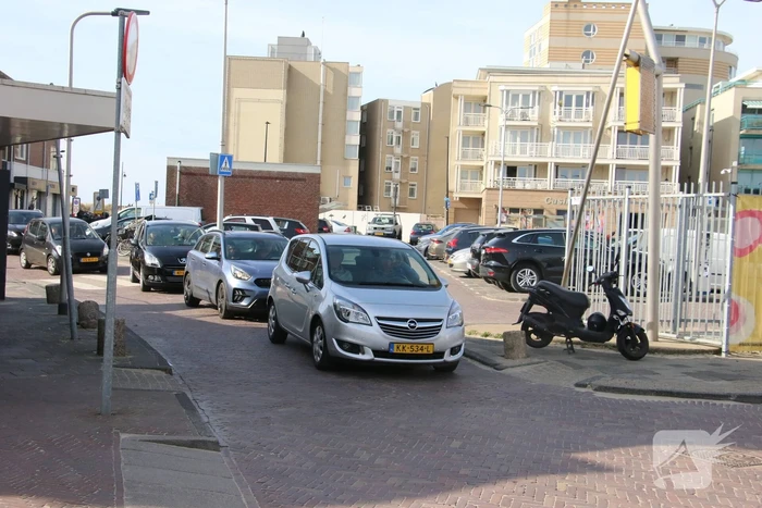 BMW ramt poller van parkeerplaats Vomar