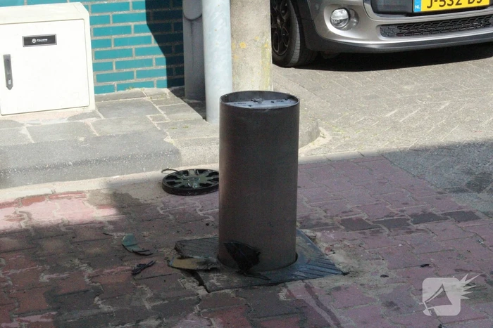 BMW ramt poller van parkeerplaats Vomar