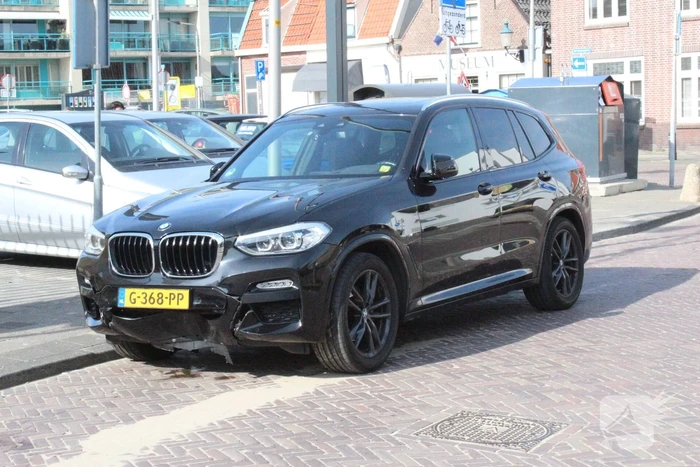 BMW ramt poller van parkeerplaats Vomar