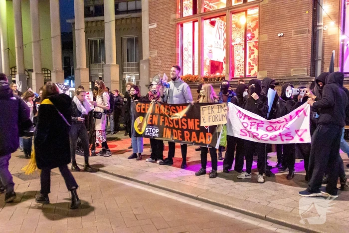 Demonstratie van FVD bij debatcentrum