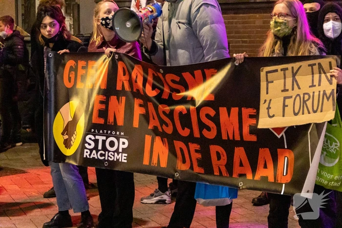 Demonstratie van FVD bij debatcentrum