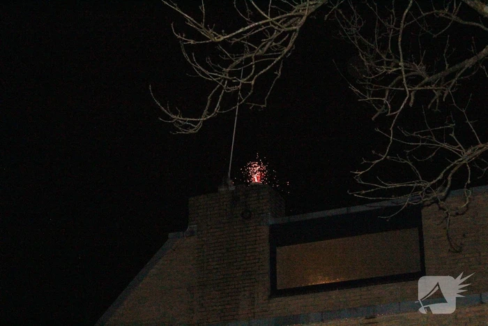 Veel vonken bij brand in schoorsteen