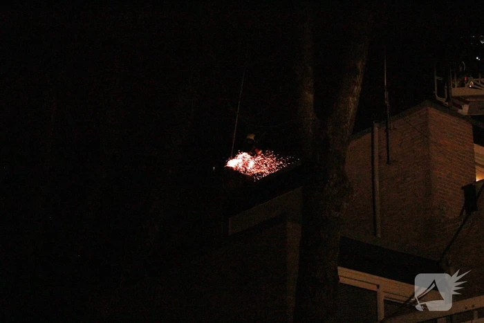 Veel vonken bij brand in schoorsteen