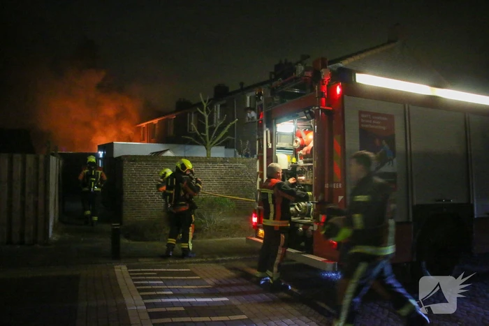 Brand in tuin slaat over naar woning