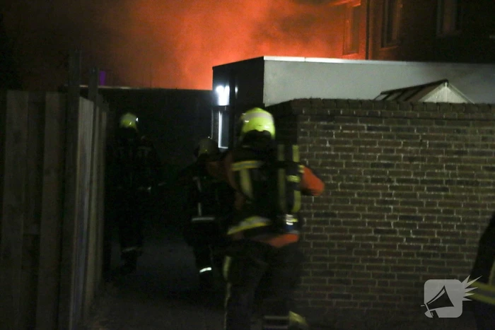 Brand in tuin slaat over naar woning