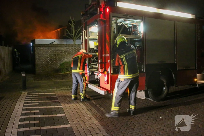 Brand in tuin slaat over naar woning