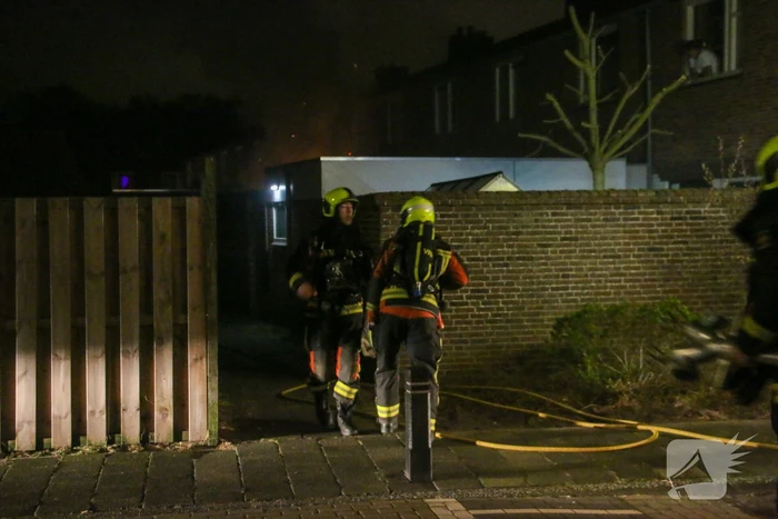 Brand in tuin slaat over naar woning